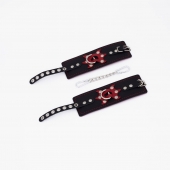 Черные кожаные наручники с красным декором и строчкой - Crazy Handmade - купить с доставкой в Домодедово