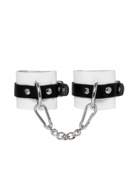 Бело-черные кожаные наручники с одним ремешком с люверсами - Pecado - купить с доставкой в Домодедово