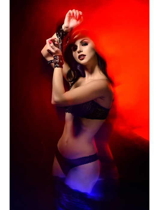 Черные кожаные однослойные наручники с люверсами - Pecado - купить с доставкой в Домодедово