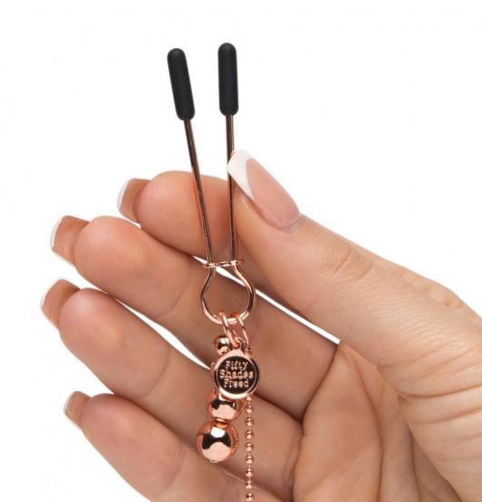 Золотистые зажимы для сосков и клитора All Sensation Nipple and Clitoral Chain - Fifty Shades of Grey - купить с доставкой в Домодедово